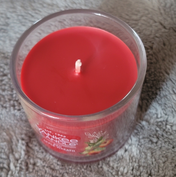YANKEE CANDLE Red Apple Wreath Jar Candle - Picture 3 of 3